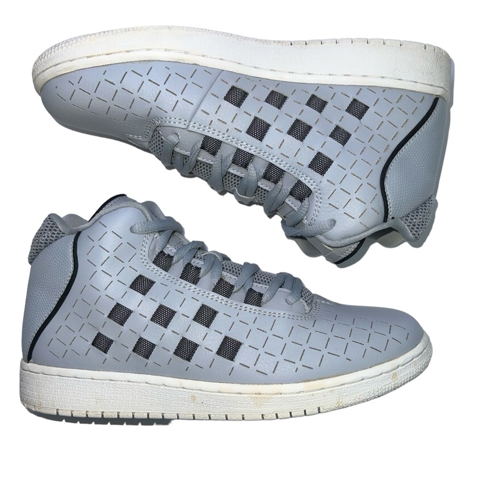 Jordan Illusion Grey Wolf Boy’s Basketball Lace Up High Tops Sneakers. Size 5Y